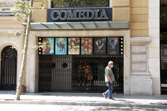 Cinema Comedia in Barcelona with its doors shut as part of the coronavirus pandemic restrictions (by Aina Martí)